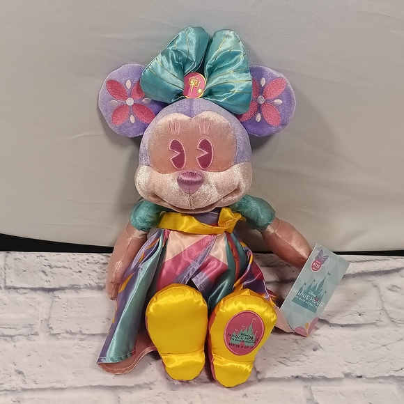 Minnie Mouse Main Attraction April Edition It’s a Small World - Picture 1 of 10